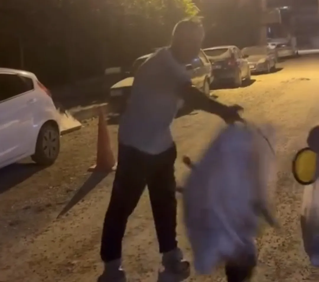 Hatay'da bir kişi köpeği çuvala hapsetti