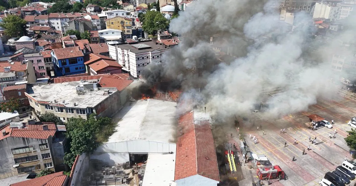 Bursa Tarihi Çarşıda Gece Vakti Çıkan Yangın Korkuttu