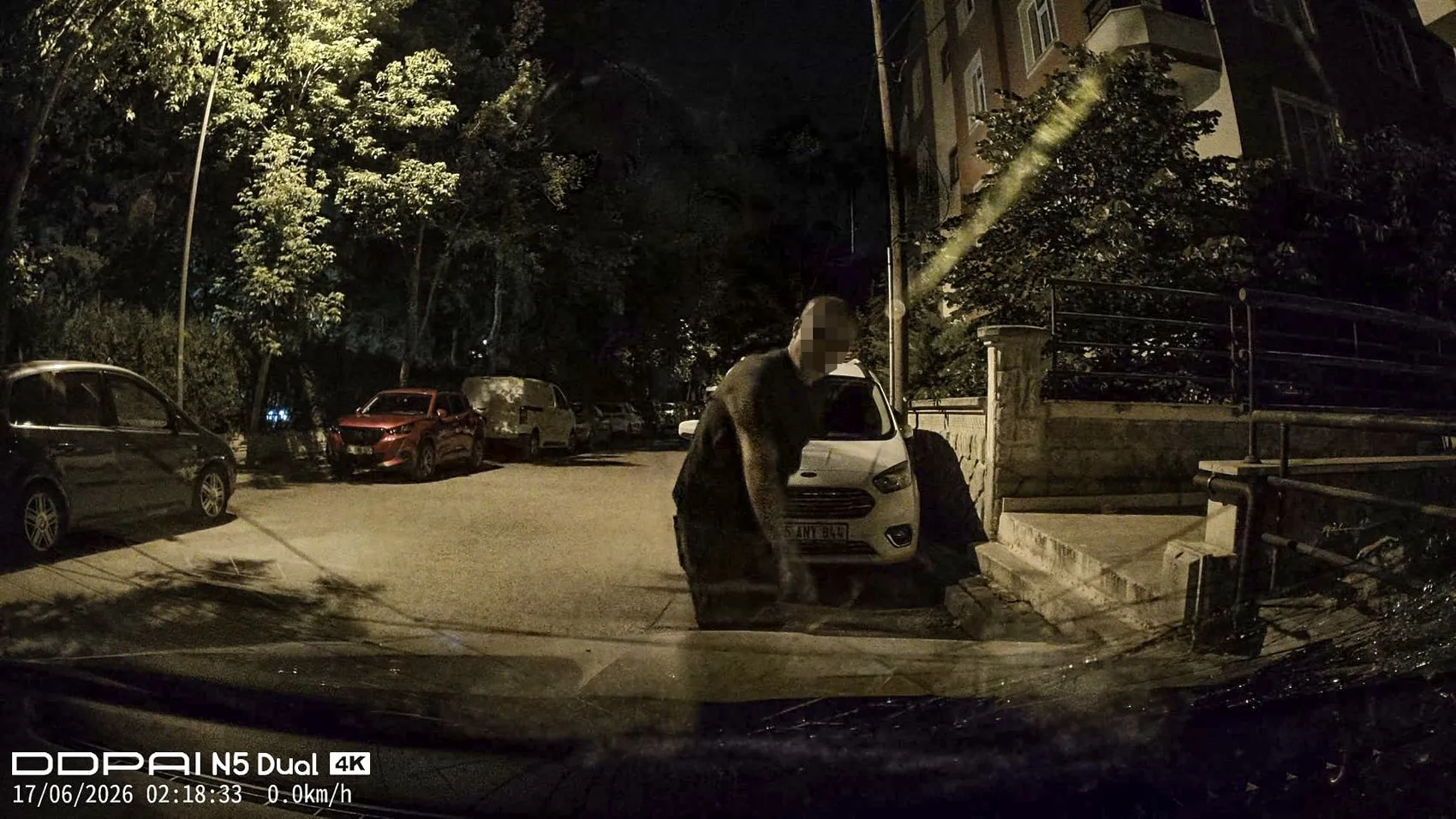 Konya'da gece yarısı öfkesi Komşusunun aracını tuğlayla parçaladı