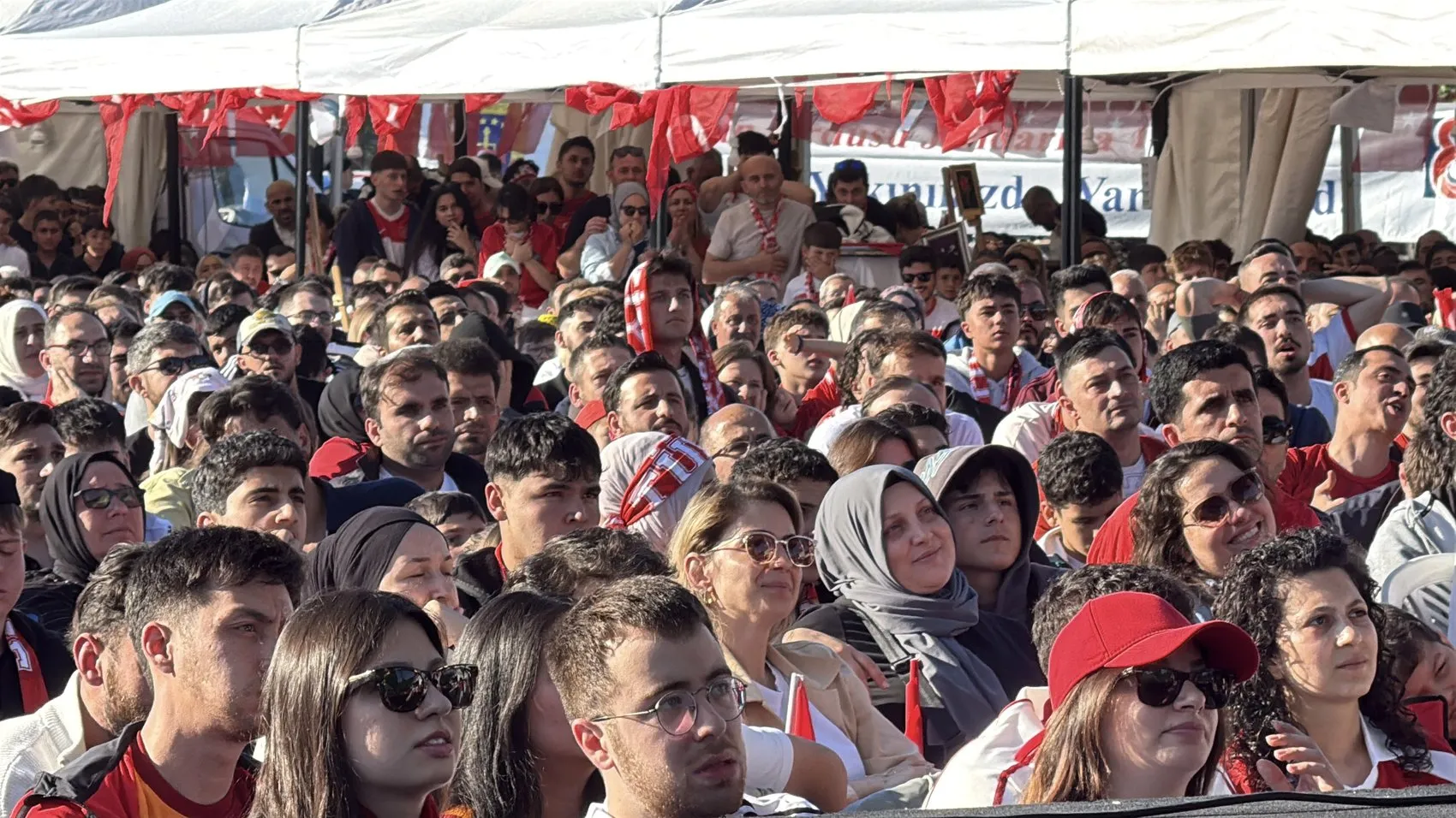 Yalovalılar milli maç için meydanlara akın etti