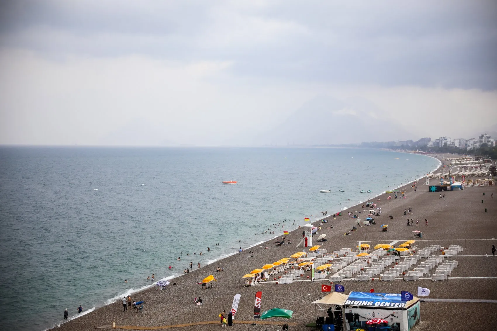 Antalya sıcağında yağmura yakalananlar sahili terk etmedi