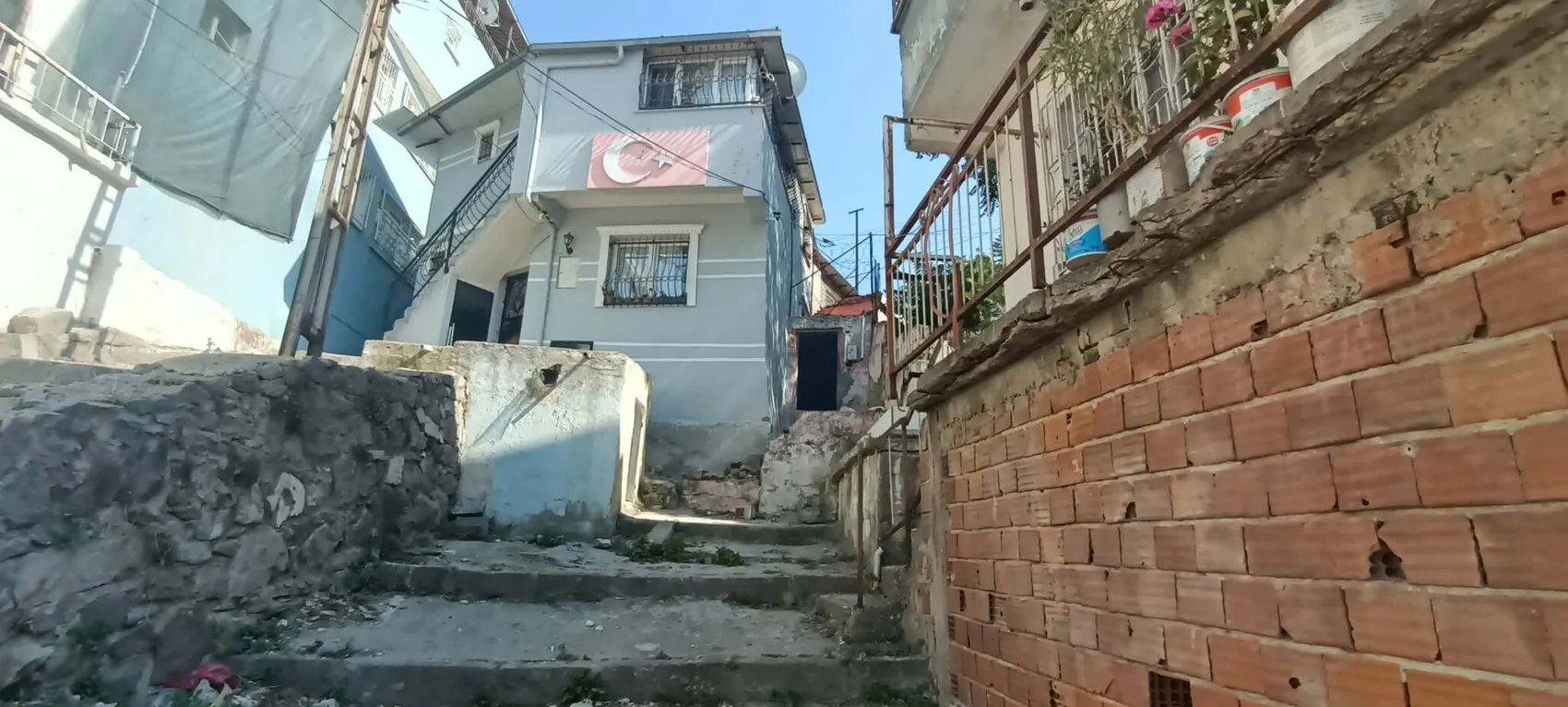 İzmir'de boşandığı eşinin kezzaplı saldırısına uğrayan kadın hayatını kaybetti