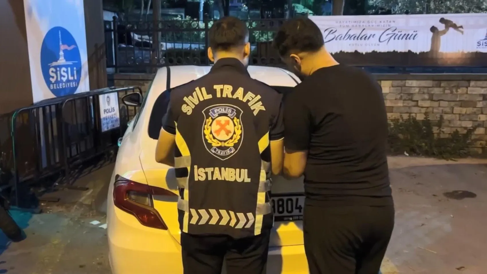 Şişli trafiğinde dehşet anları Ailesinin yanındaki sürücüye yolda saldırdı
