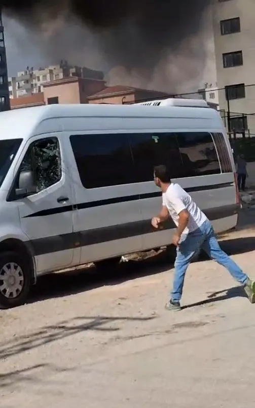 Mahalleli birleşti, yanmaya başlayan minibüsü elleriyle kurtardı