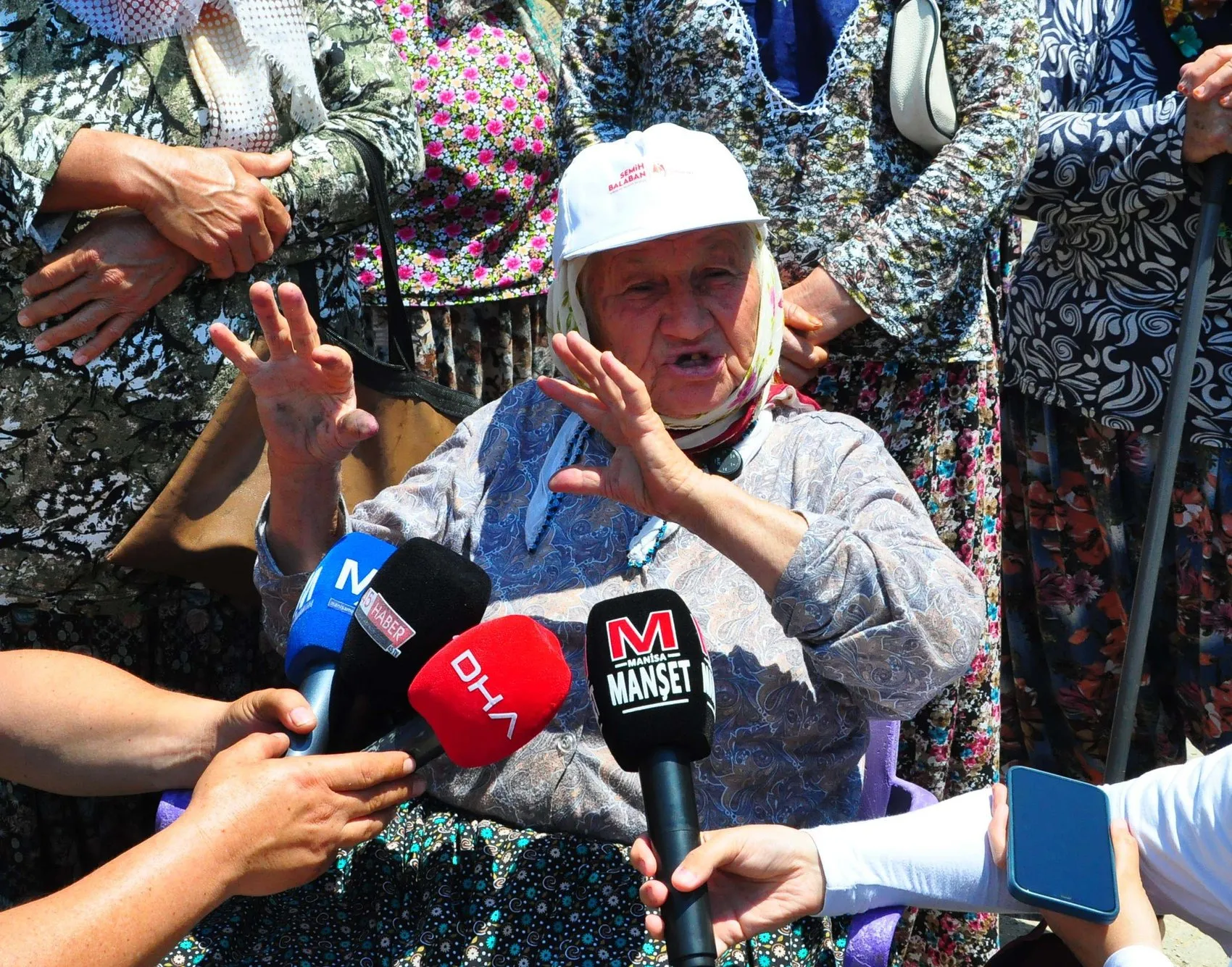 Manisalılar yeni mezarlık projesine traktörleriyle karşı çıktı