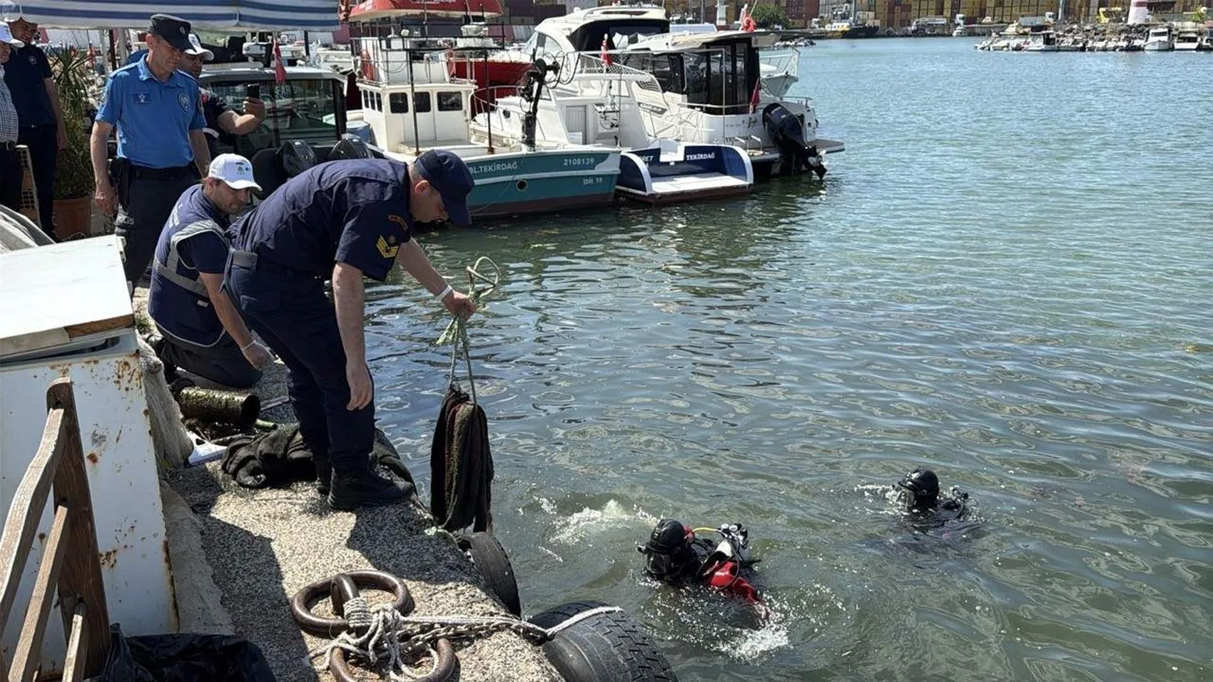 Tekirdağ denizinde temizlik operasyonu Çöpler sergilenince gerçek ortaya çıktı