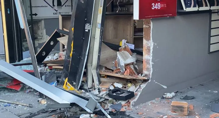 Fatih’te kontrolden çıkan otomobil dükkana daldı