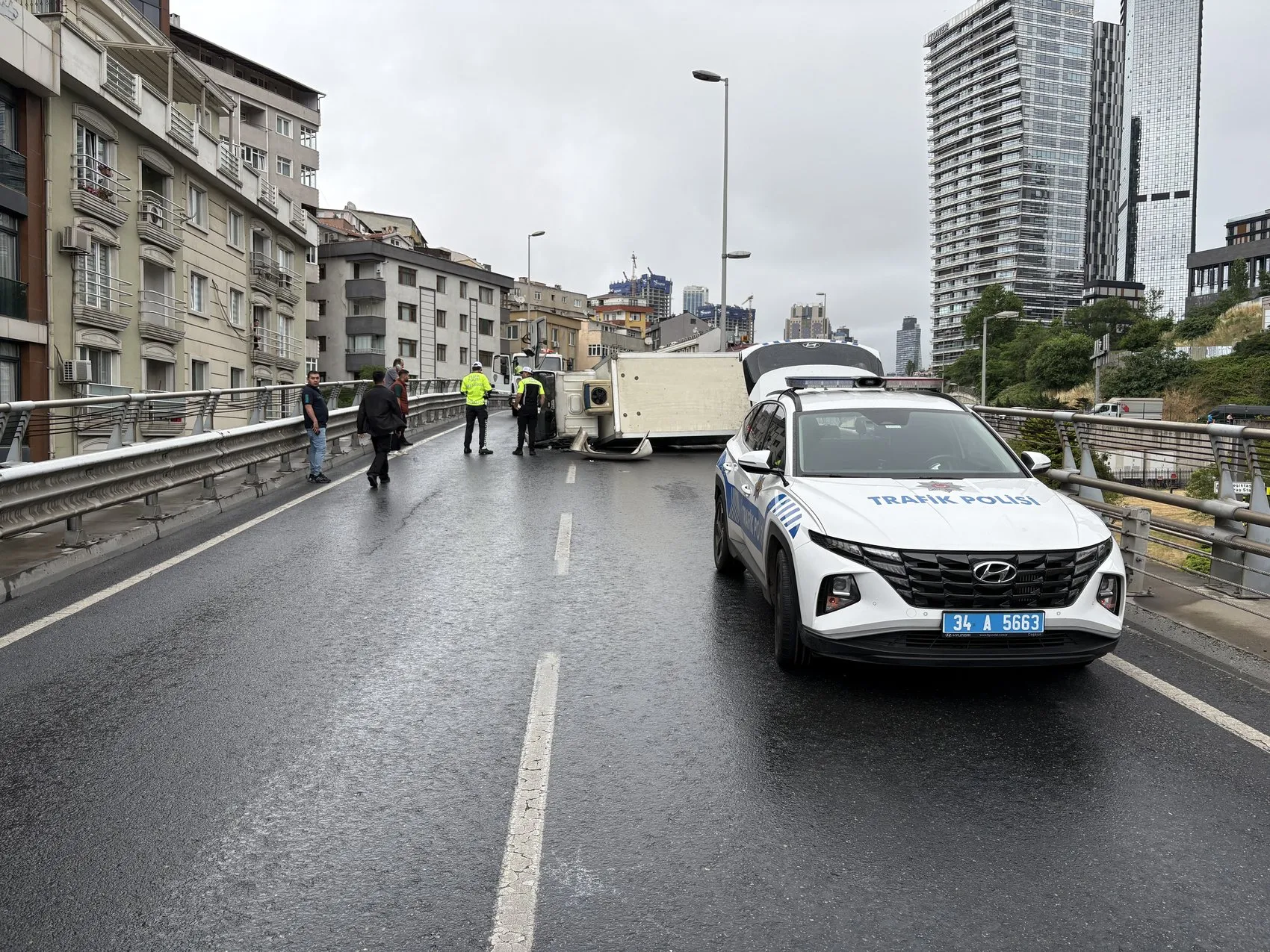 Şişli Bomonti Tüneli çıkışında devrilen kamyonet trafiği kilitledi