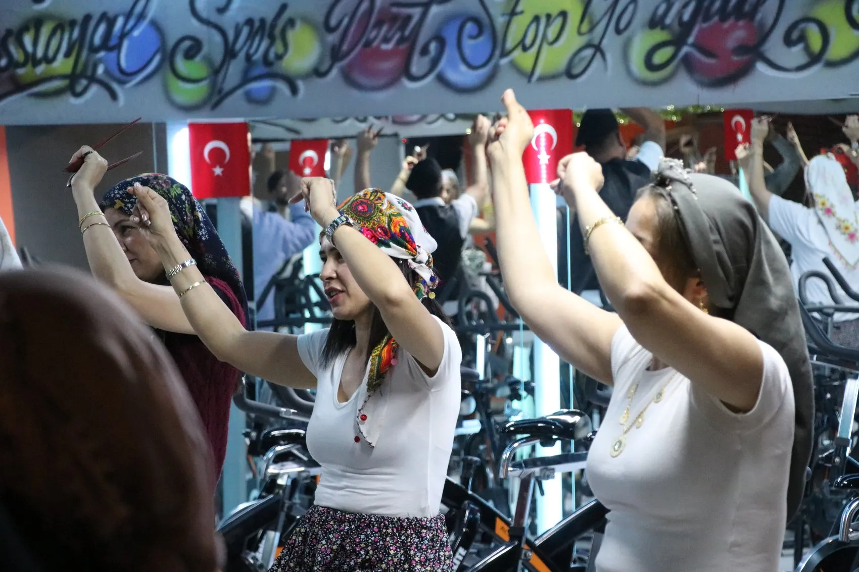 Kayserili kadınlar taytı bıraktı şalvarla pedal çeviriyor