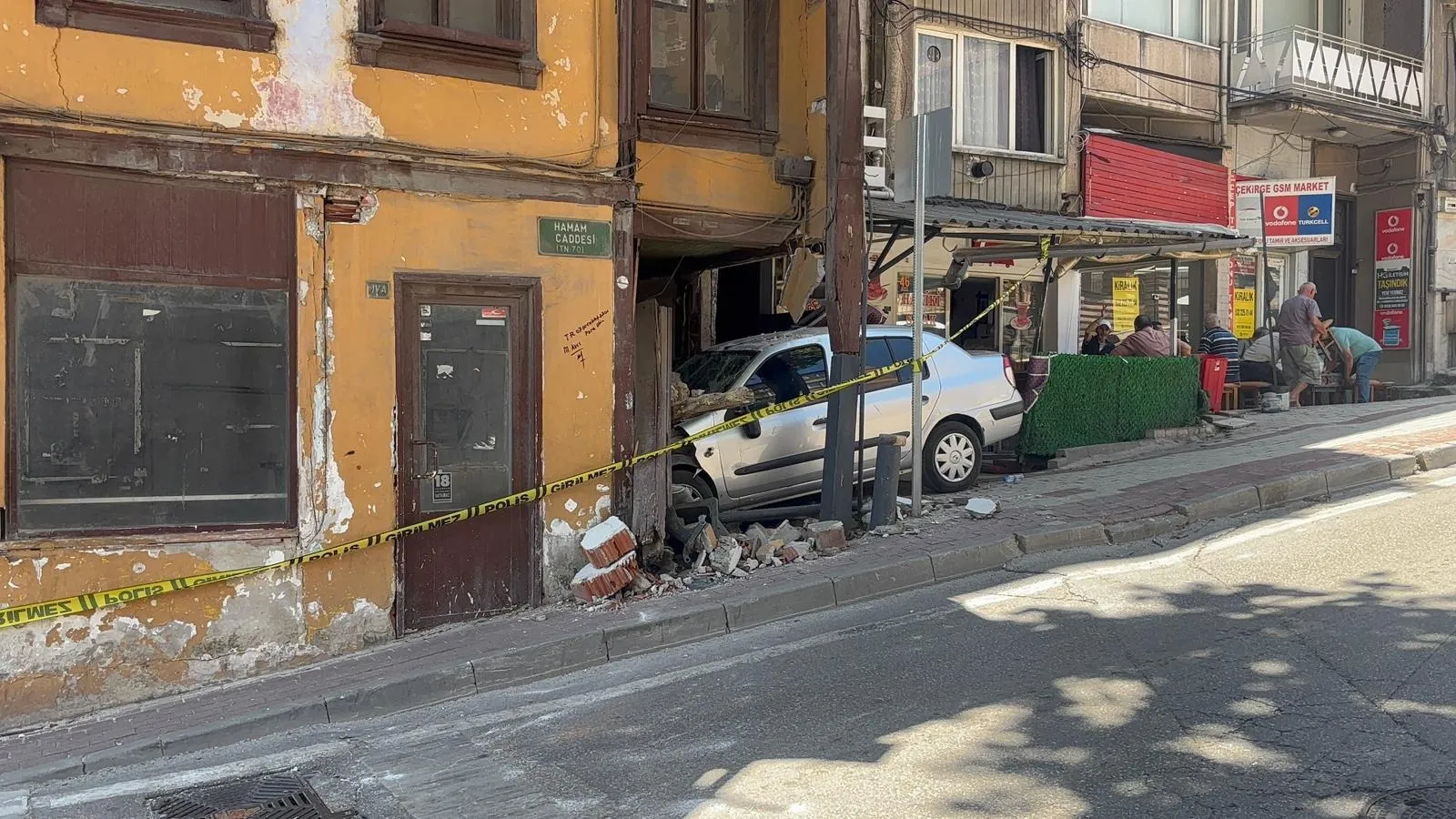 Bursa'da yokuş aşağı kayan otomobil metruk binaya girdi