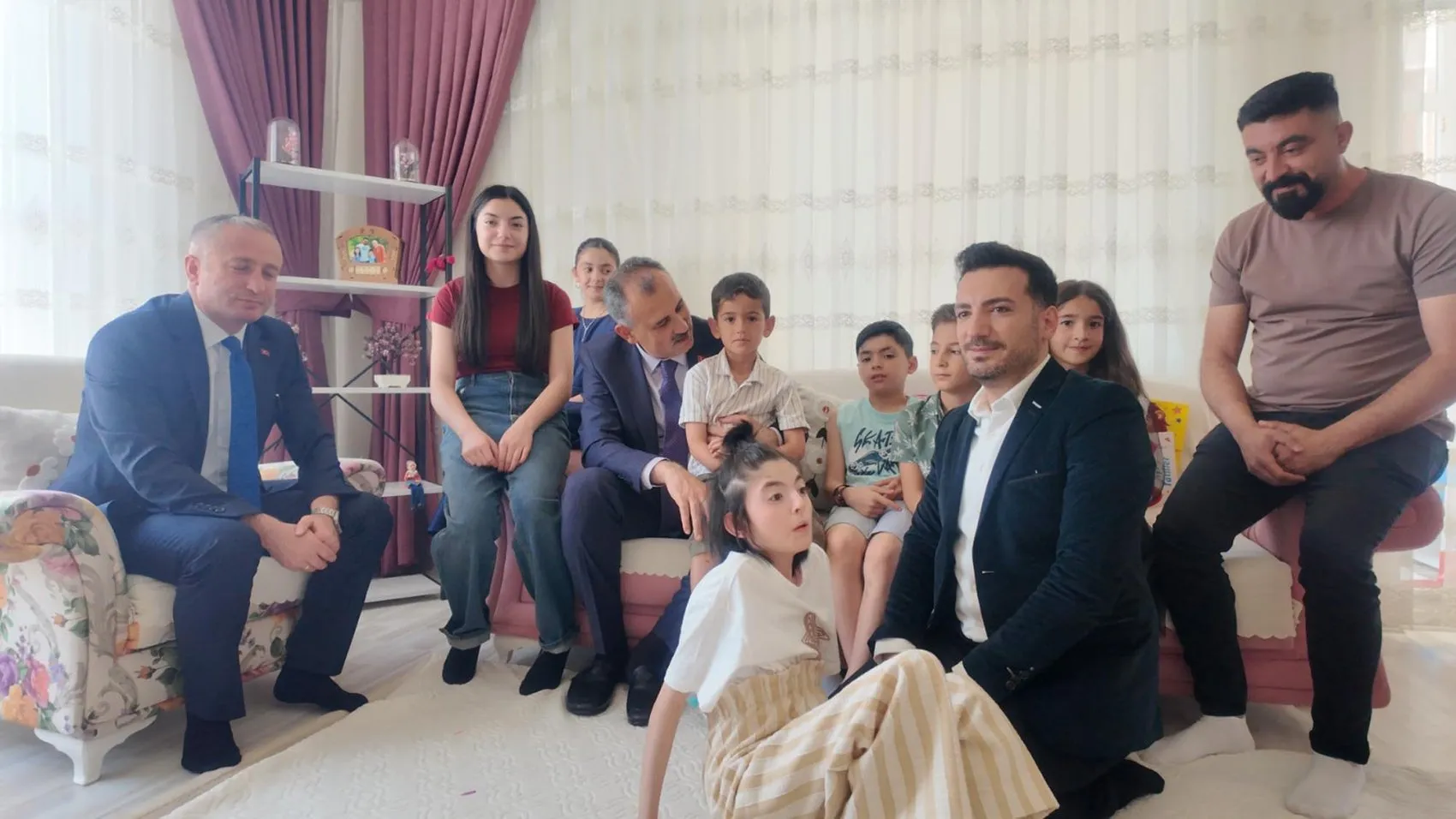 Ağrı'da karne sevincini evinde yaşayan öğrenciye sürpriz ziyaret