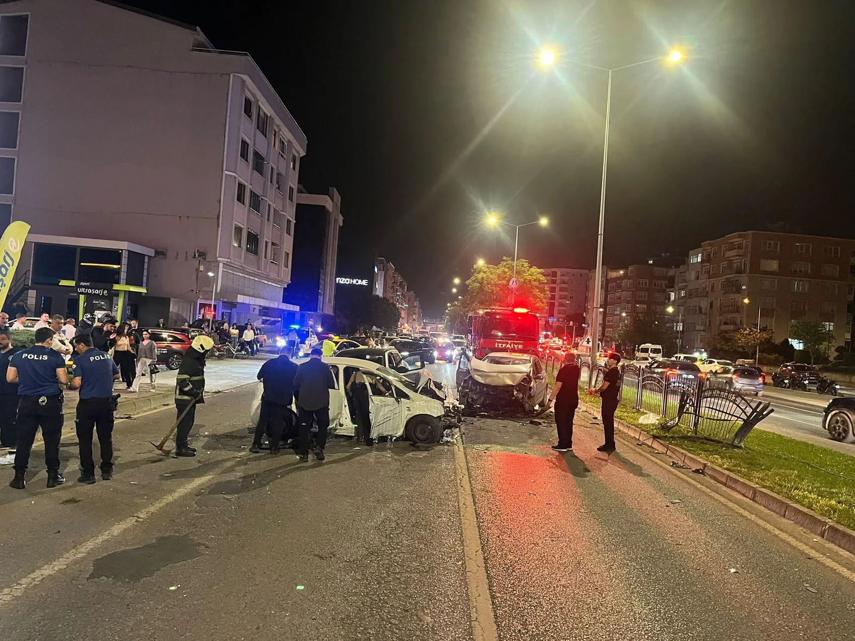 Samsun'da kontrolden çıkan araç karşı şeride daldı 5 yaralı