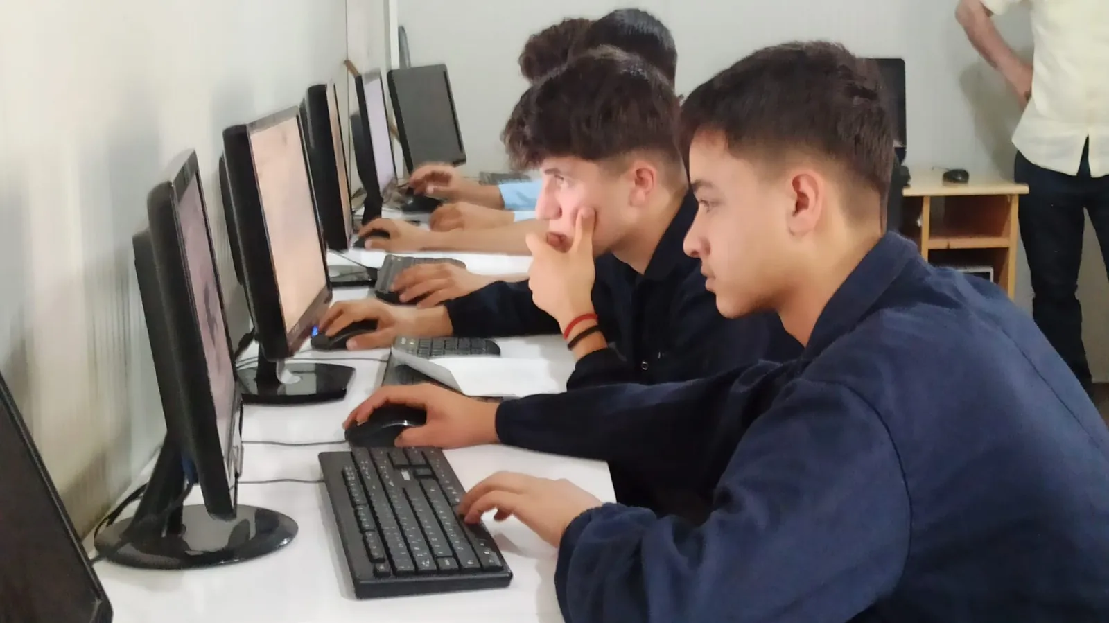 İskenderunlu öğrenciler okulda hem üretiyor hem para kazanıyor