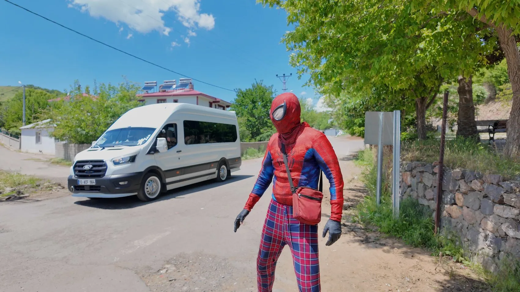 Bingöl’ün köyünde Örümcek Adam sürprizi