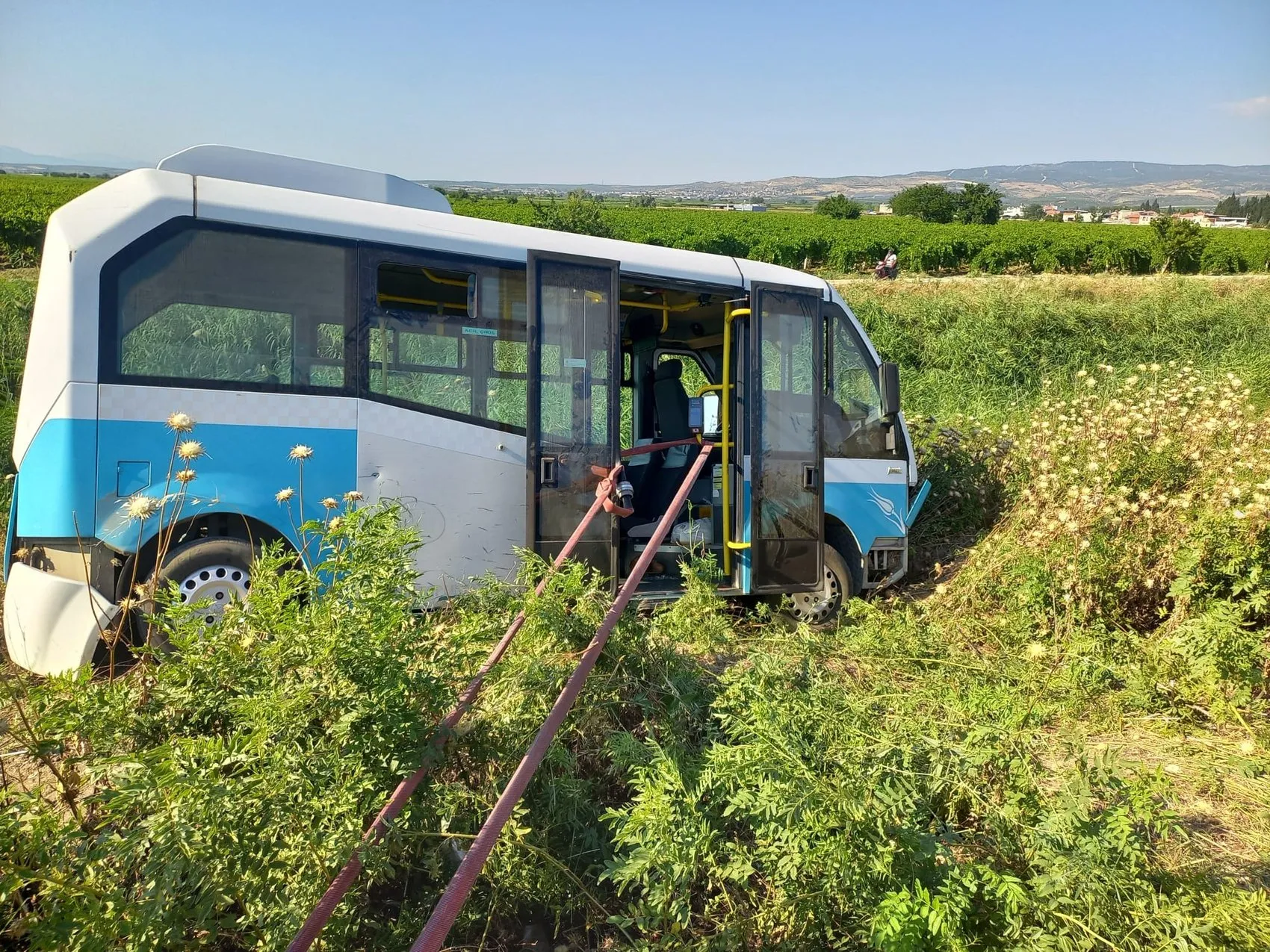 Manisa’da minibüs şarampole uçtu 6 kişi yaralandı