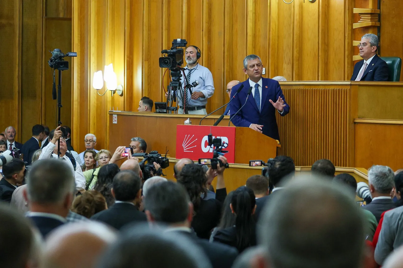 Özgür Özel'den değişim tartışmalarına kurultay resti