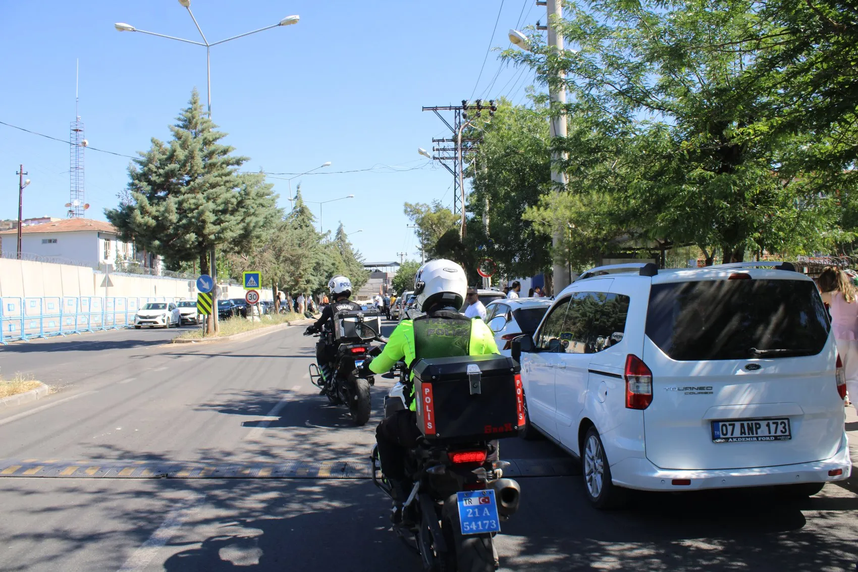 Diyarbakırda okul karmaşası yaşayan 25 öğrenci sınava polis yardımıyla yetişti