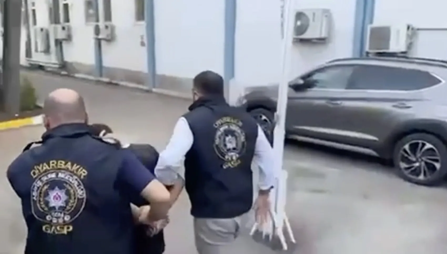 Diyarbakır'da gece baskını düzenleyen silahlı grup yakayı ele verdi