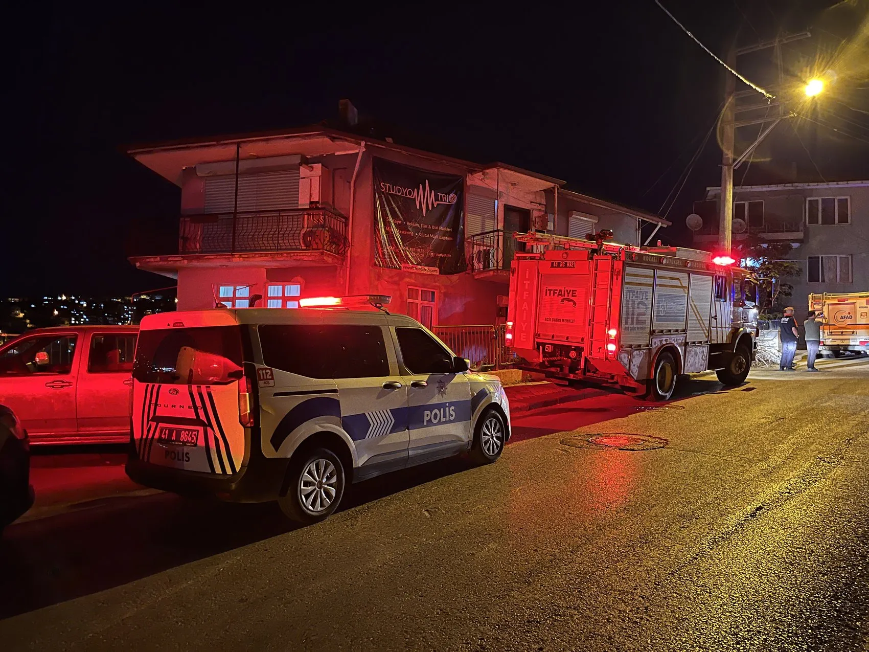 İzmit'te tavanı çöken evdeki aile son anda kurtarıldı
