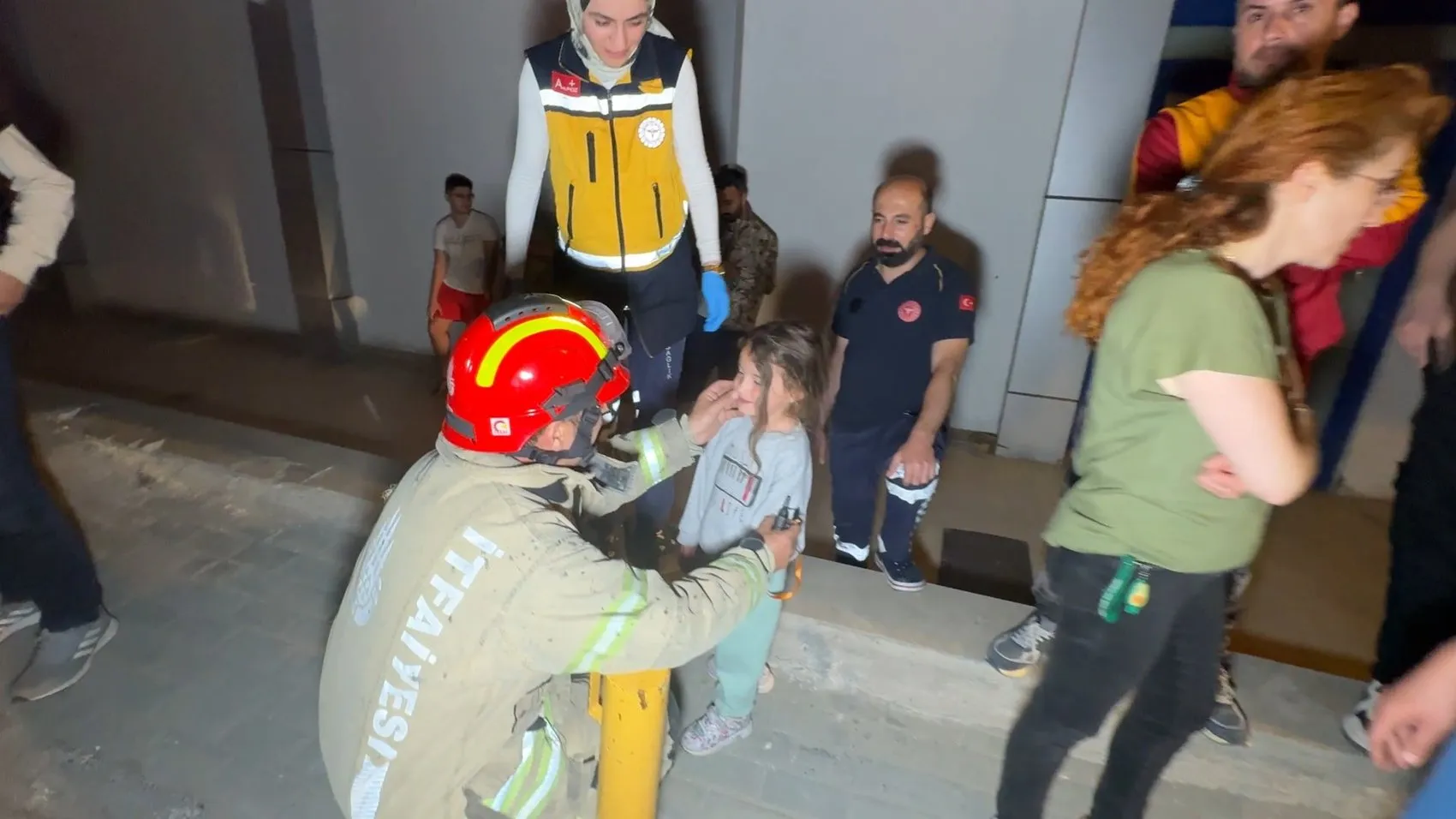 Avcılar'da temel kazısı binayı çökme noktasına getirdi