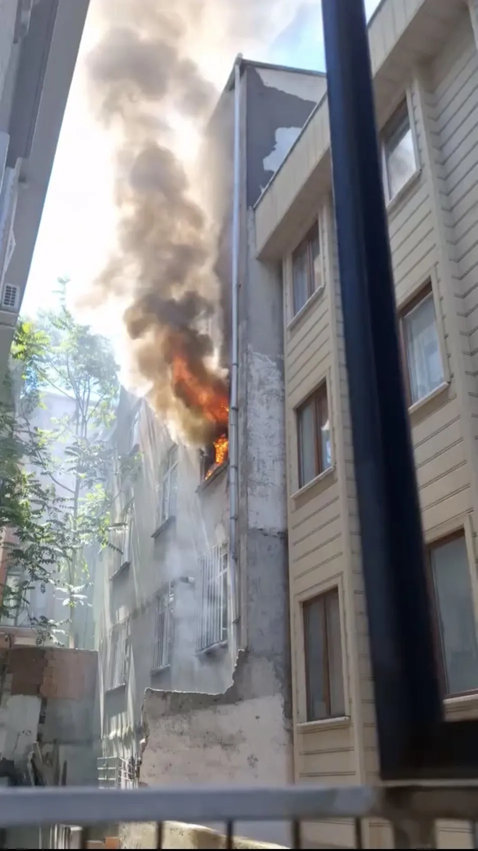 Kağıthane'de ev yangını Derin dondurucu küle döndürdü
