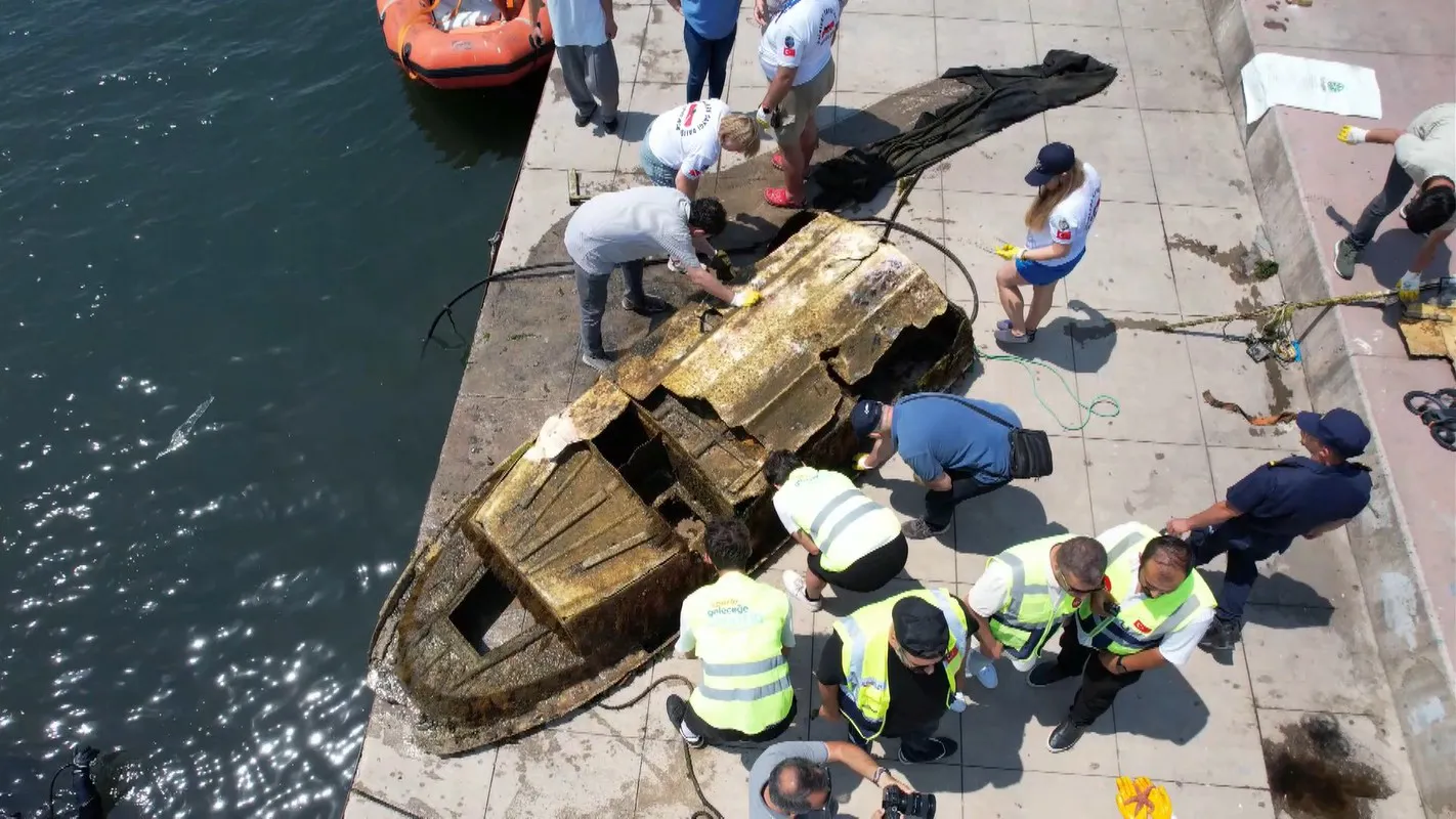 Tuzla açıklarında deniz dibindeki dev enkaz temizliği başladı