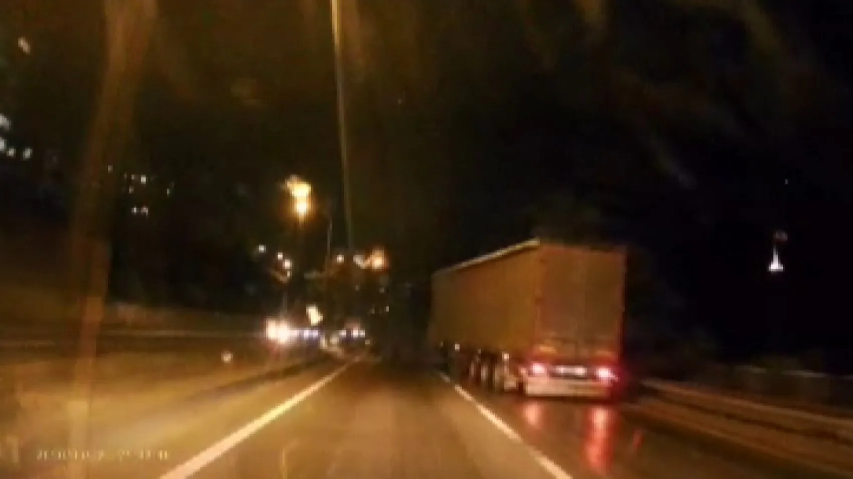 Gemlik yolunda TIR makasladı trafik kilitlendi