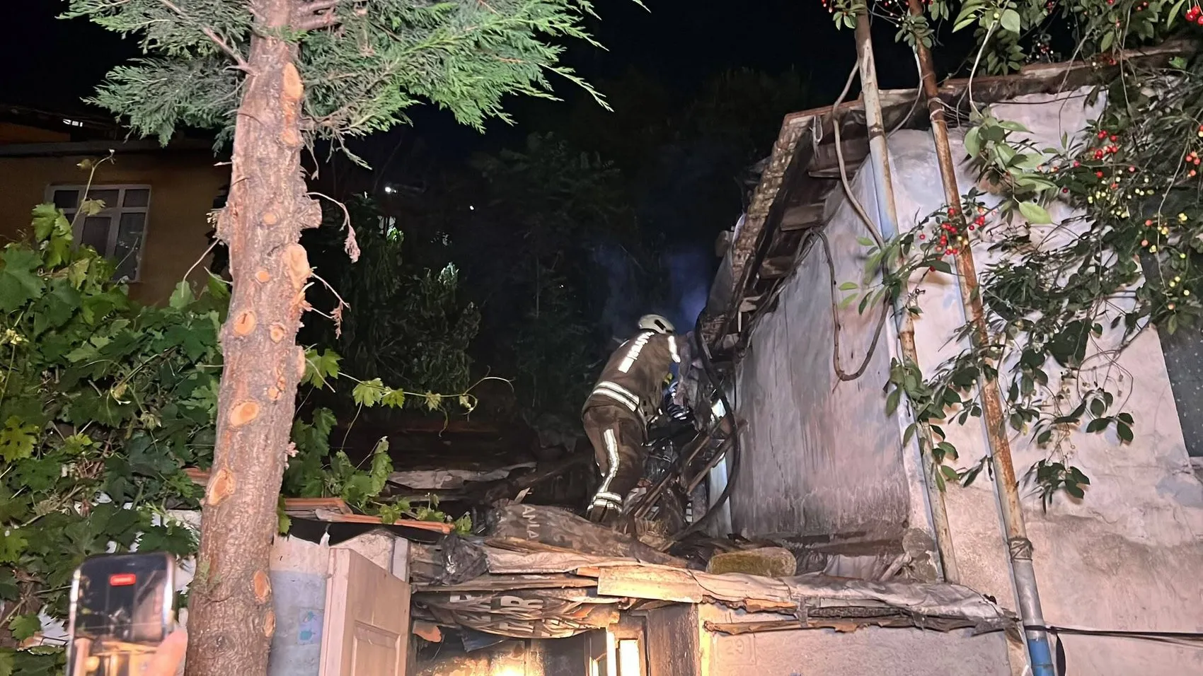 Gaziosmanpaşa’da gecekondu yangını korkuttu