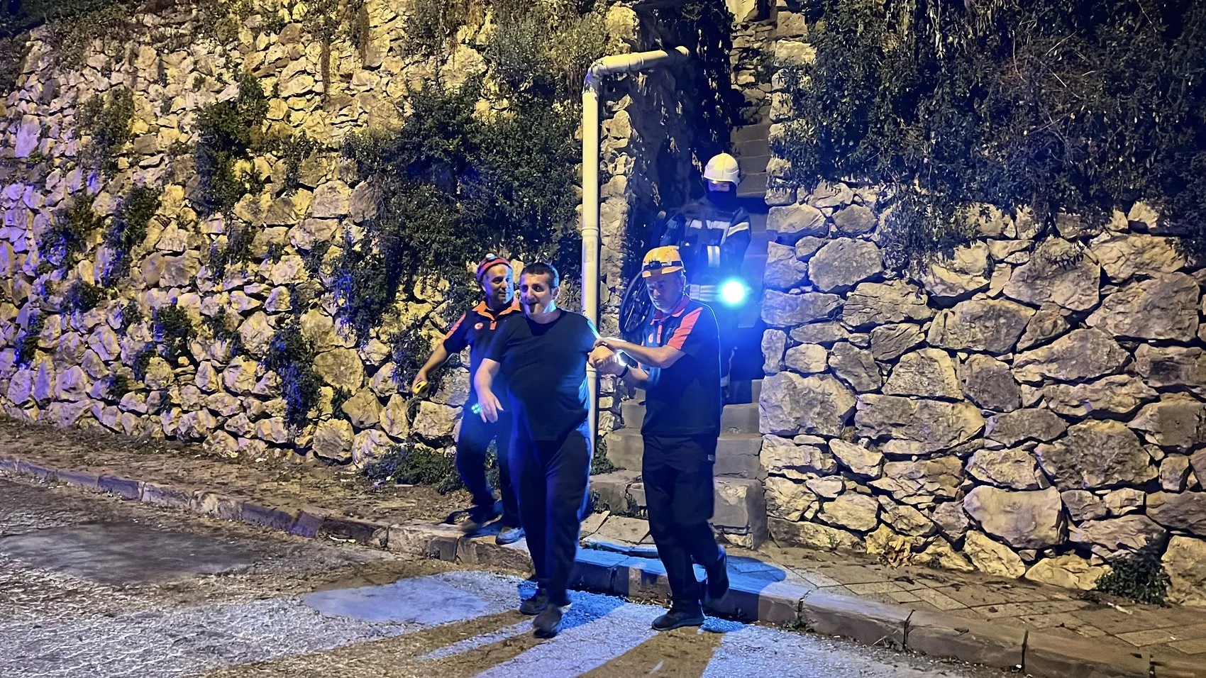 İzmit'te tavanı çöken evdeki aile son anda kurtarıldı