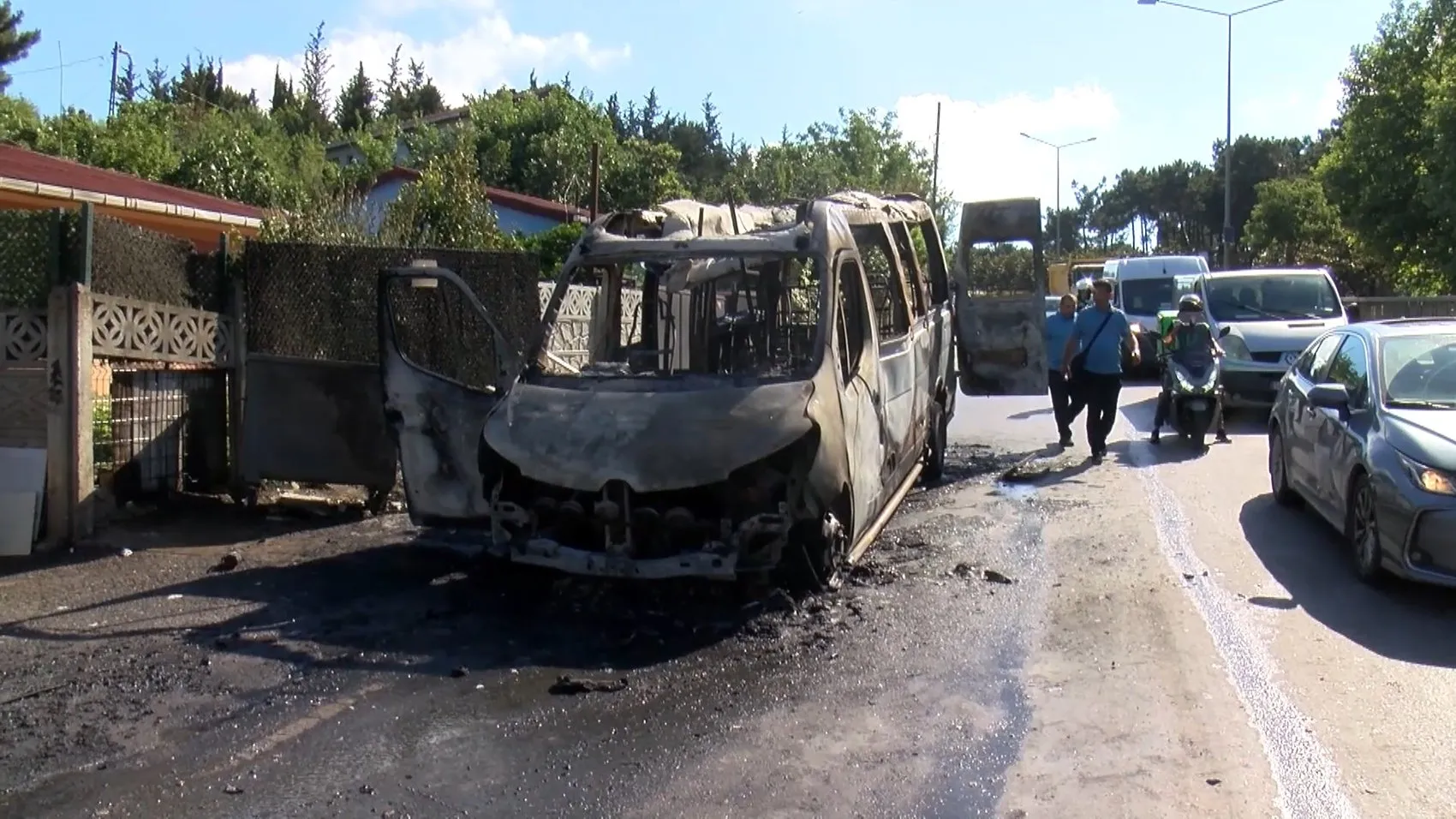 Ümraniye’de yolcu minibüsü seyir halindeyken yanarak kullanılamaz hale geldi