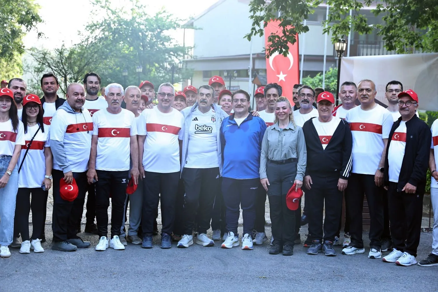 Bakan Tekin Sakarya’da öğretmenlerle doğa yürüyüşü yaptı