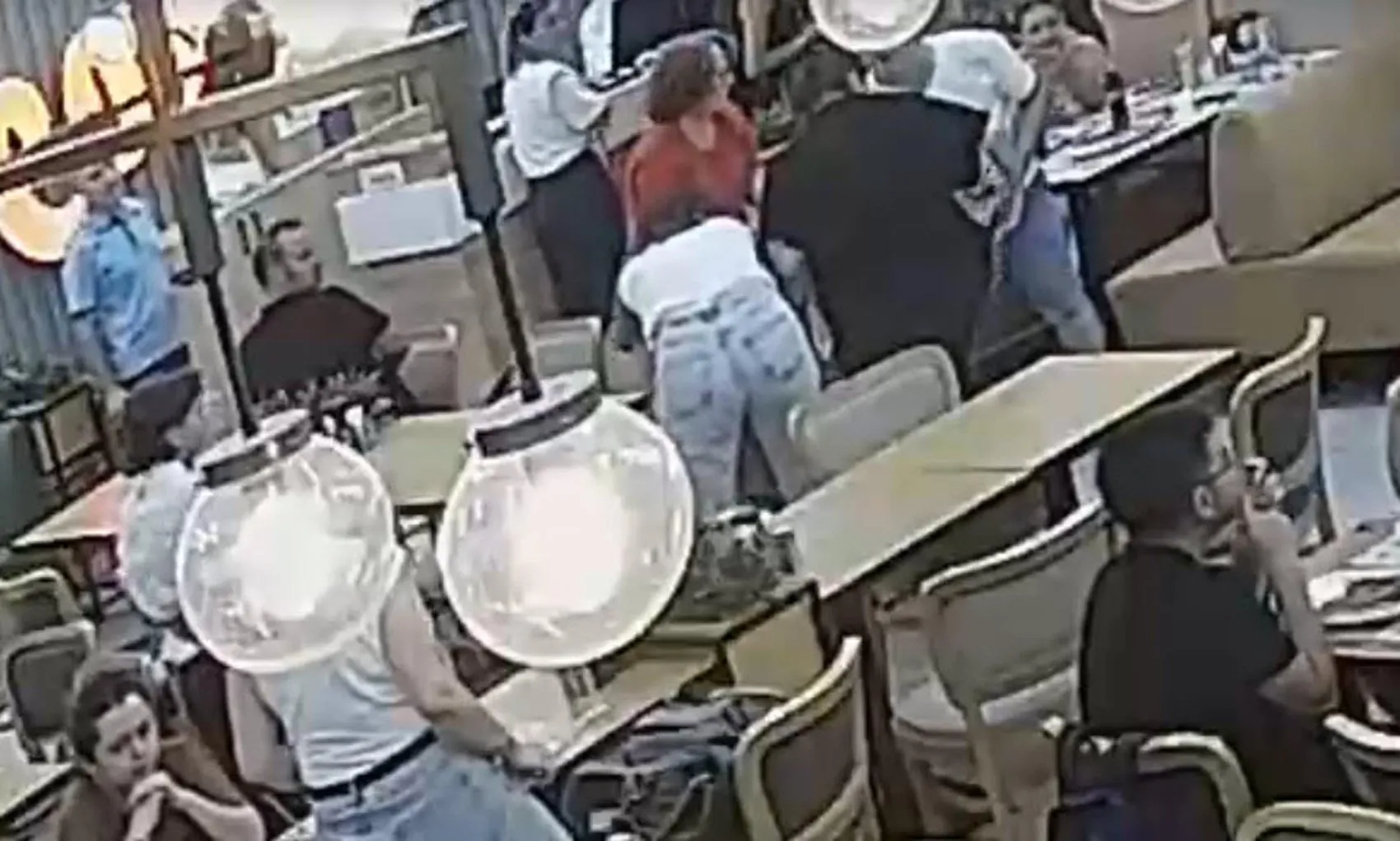 Döner restoranında korkunç anlar kameraya yansıdı