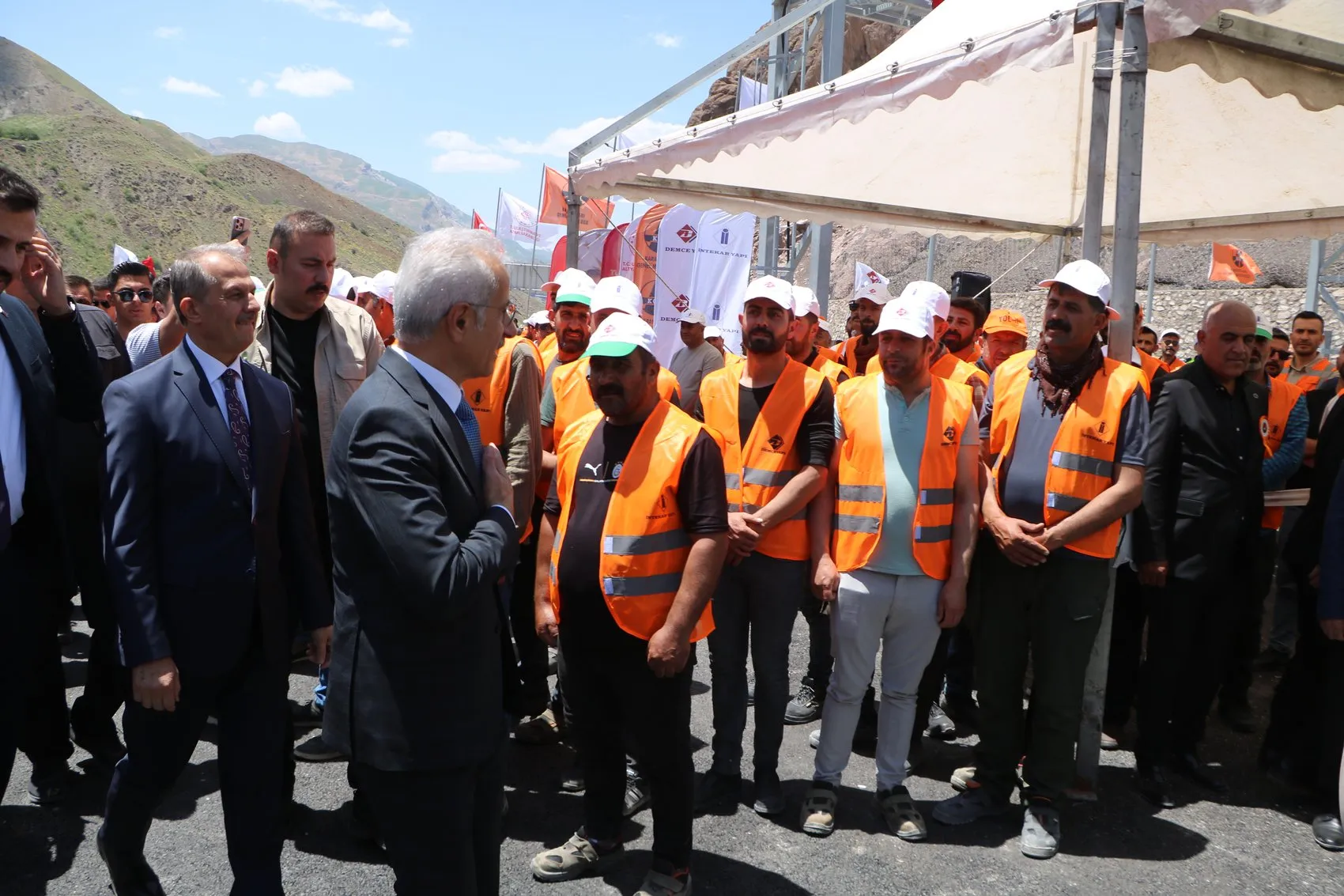 Hakkari’de ulaşım projeleri tamamlandı