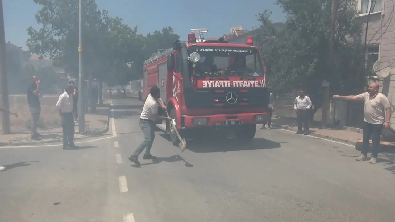 Silivri'de yangın yerine giden itfaiyeye kürekli saldırı