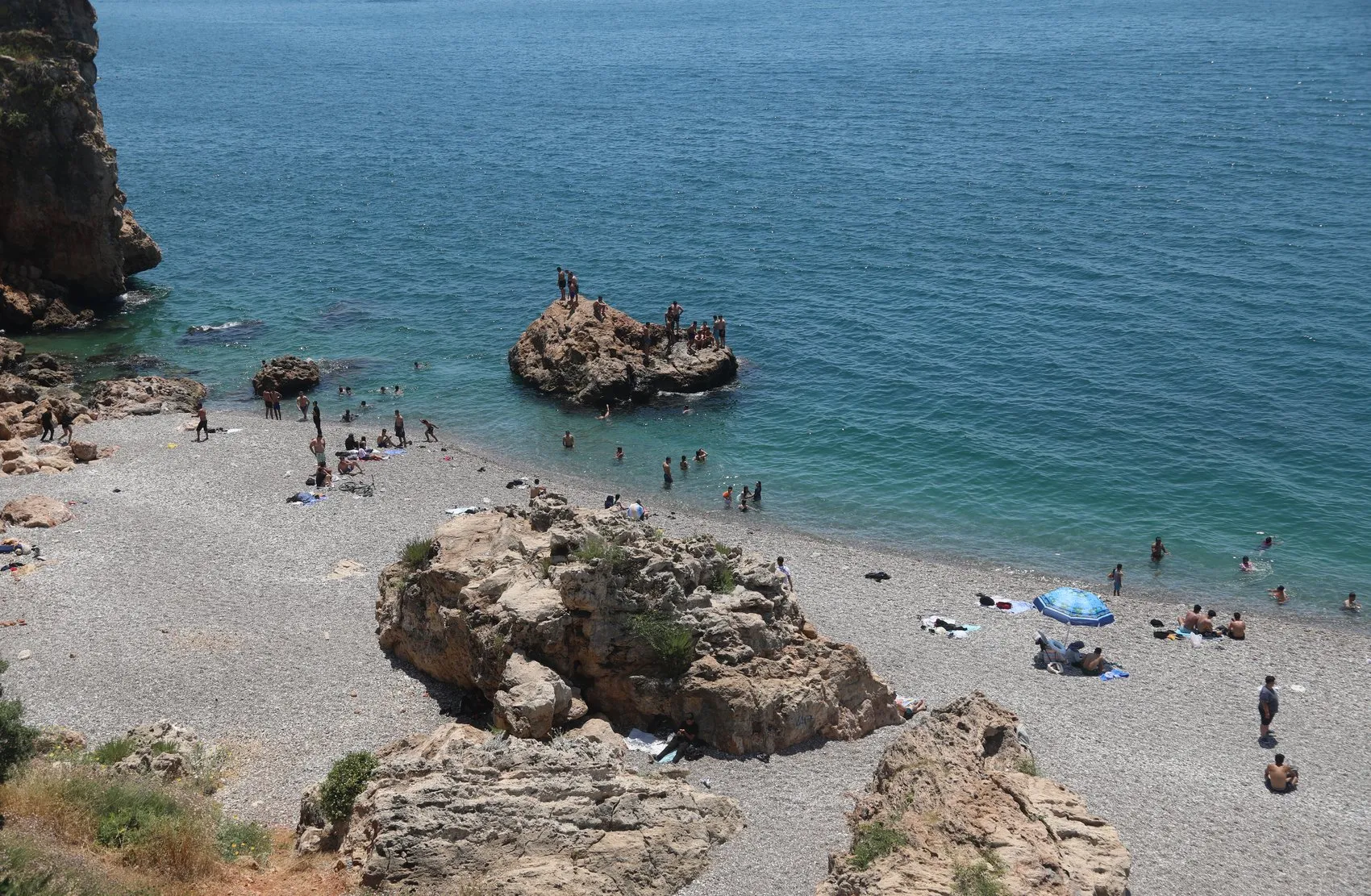 Antalya kavurucu sıcakla tanıştı sahiller dolup taştı