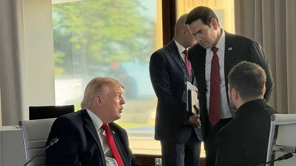 Zelenskiy G7 Zirvesi’nde Trump ve Macron ile masaya oturdu