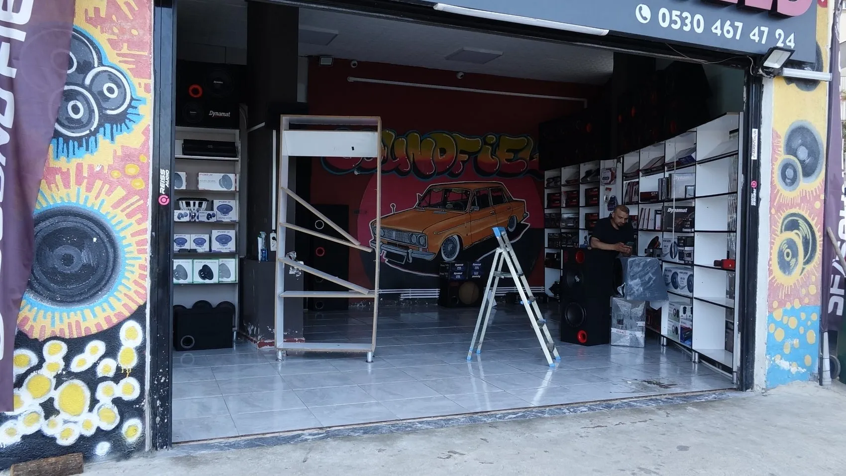 Trabzon’da kontrolden çıkan araç oto aksesuar dükkanına girdi