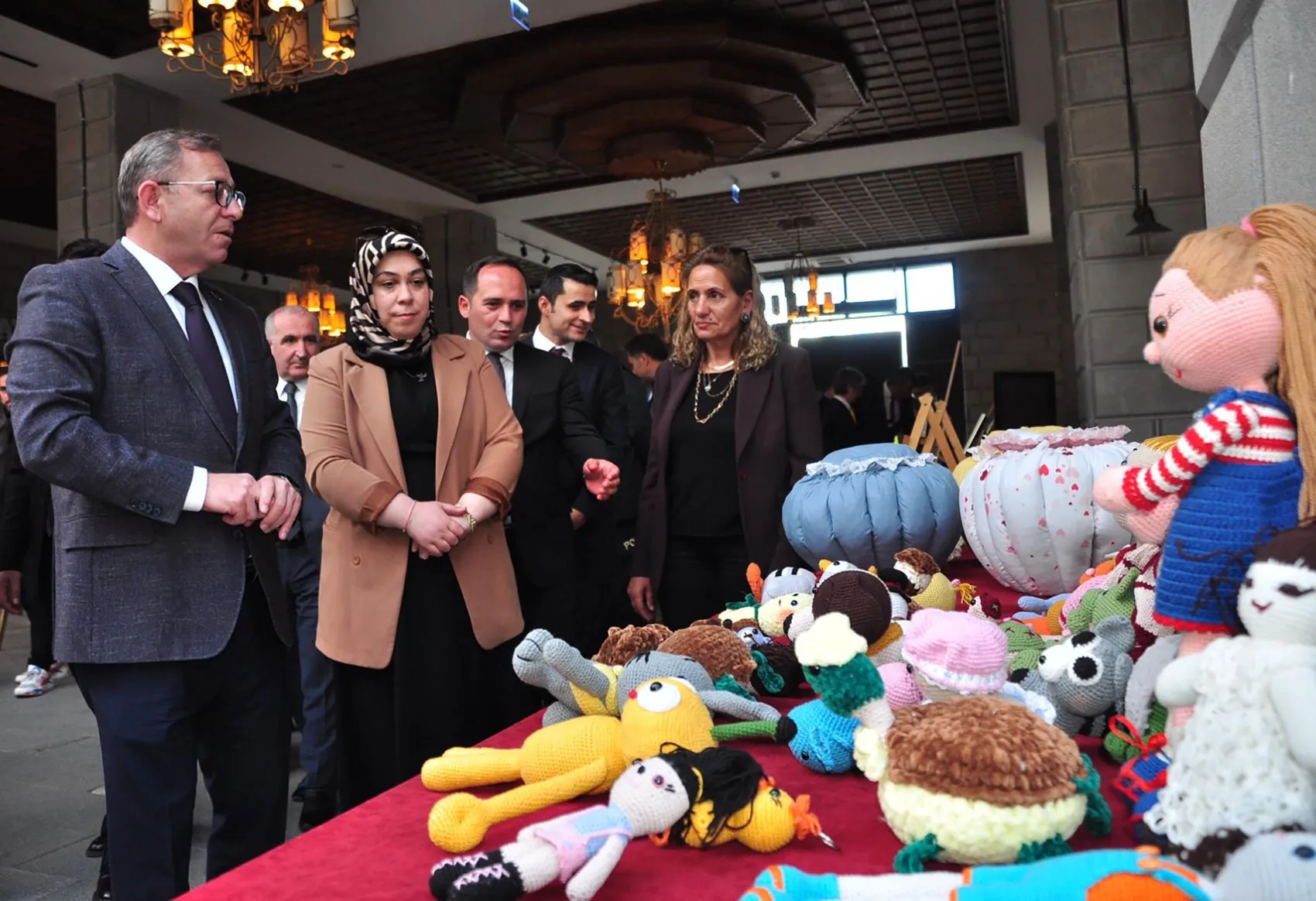 Karslı mahkumların el emeği göz nuru eserleri sergileniyor