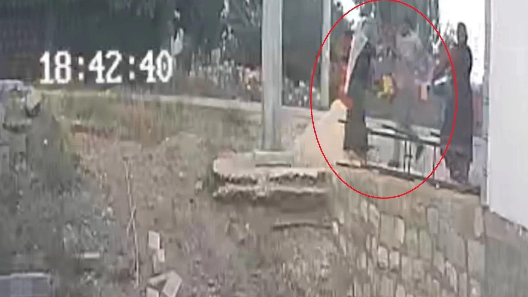 Komşusundan engelli rampasına kürekli saldırı