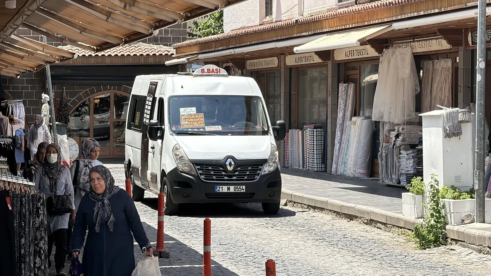 Diyarbakırlı şoförden minibüste 42 derecelik sıcağa karşı pratik çözüm