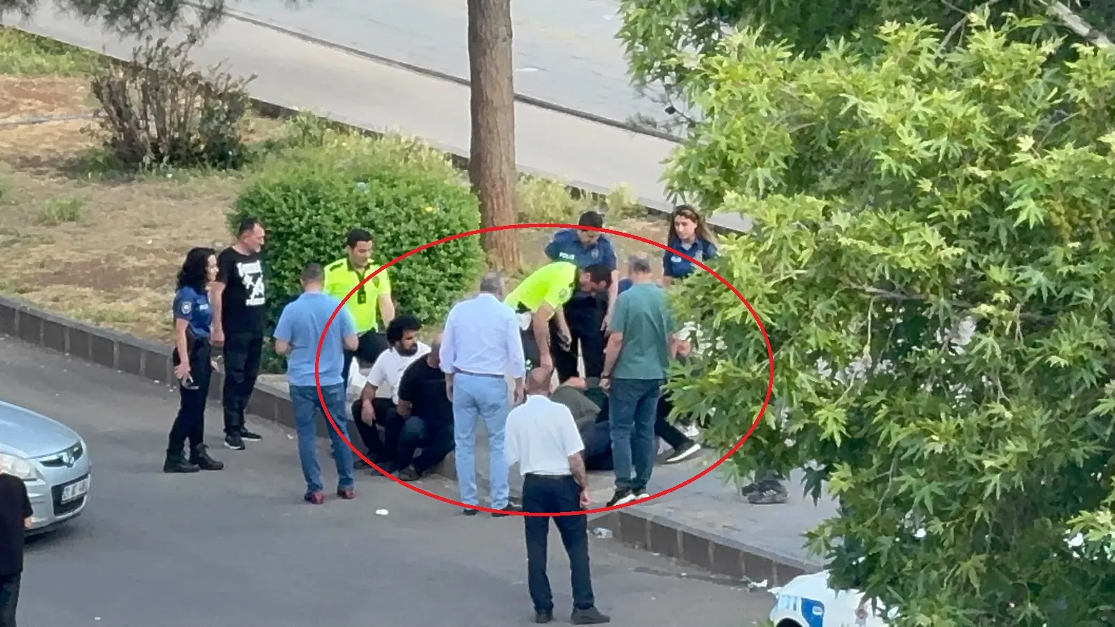Diyarbakır Adliyesi önünde polise fiziksel saldırı girişimi