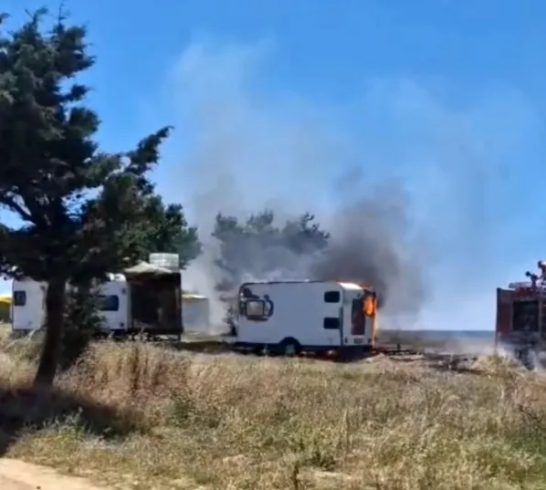 Enez sahilinde park halindeki iki karavan küle döndü