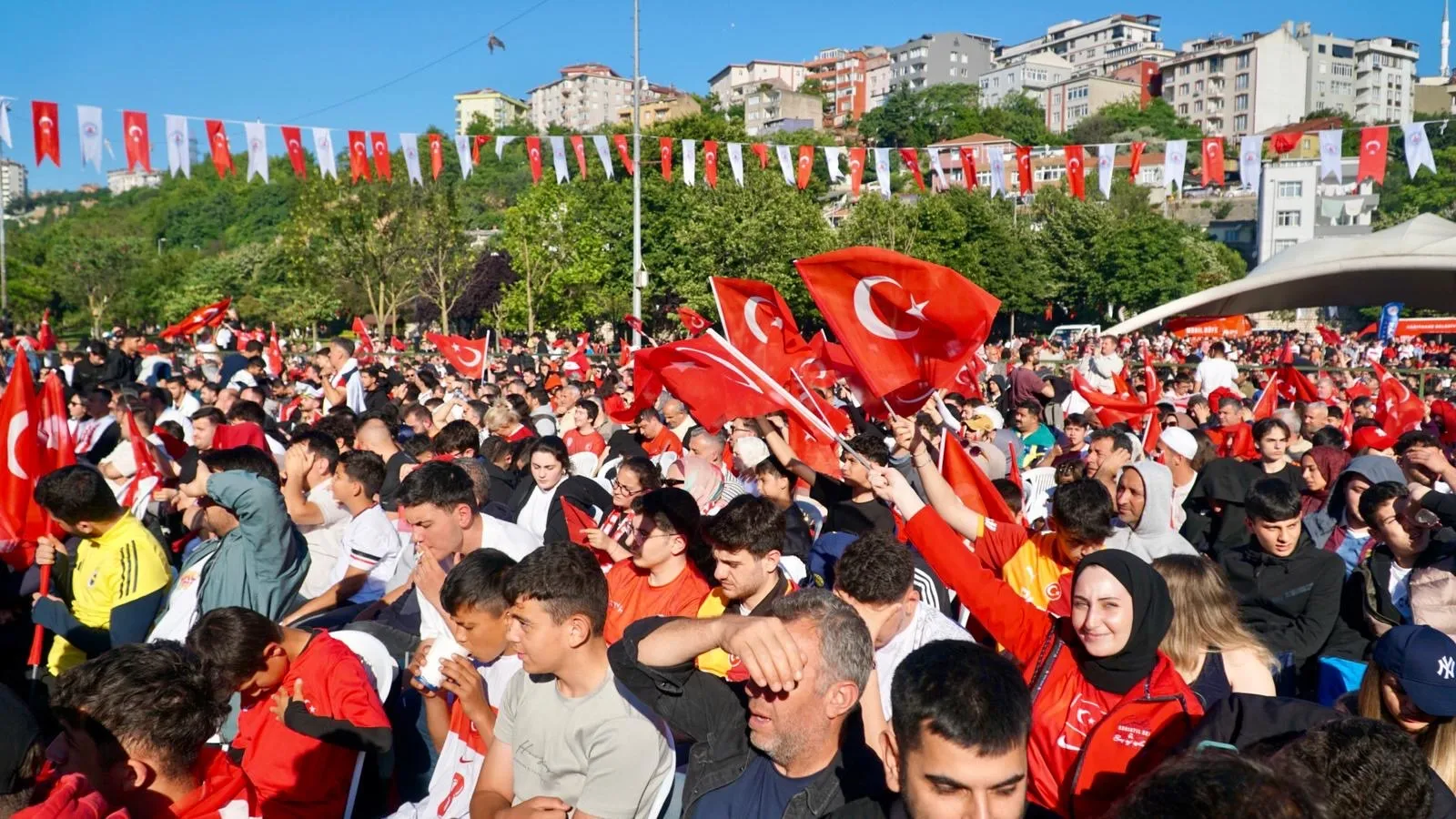 Kağıthane sokakları milli maç coşkusuyla doldu