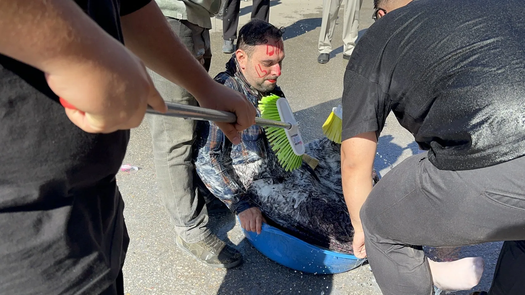 İznik’te damada geleneksel şaka Sokak ortasında yıkadılar
