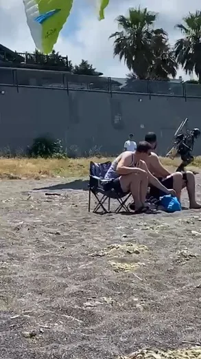 Akçakoca sahilinde yamaç paraşütü tatilcilerin üzerine düştü