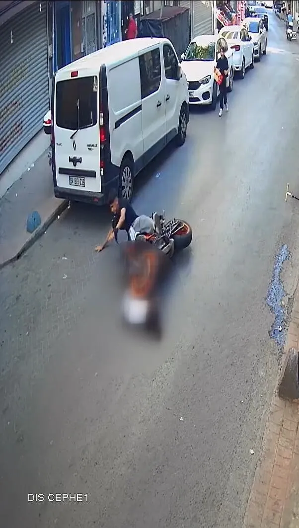 Beyoğlu’nda skuterli çocuğa motosiklet çarptı