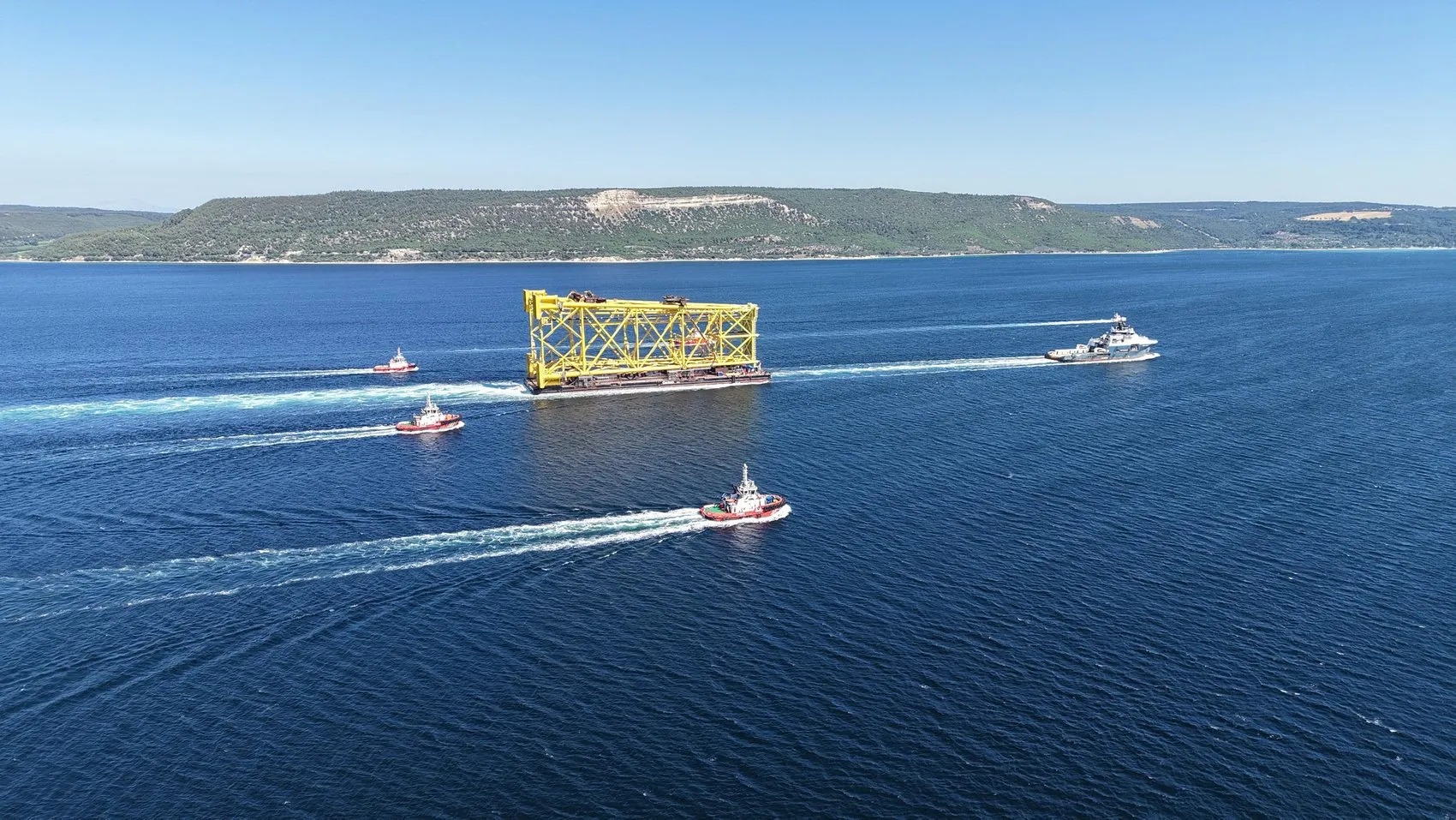 Çanakkale Boğazı dev sondaj platformu için trafiğe kapandı