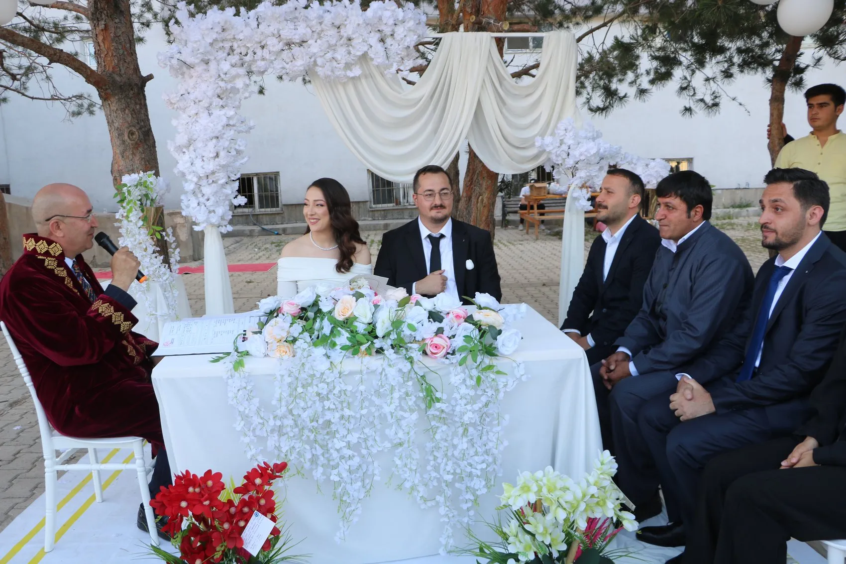 Yüksekovalı öğretmen çift nikah masasını okul bahçesine taşıdı