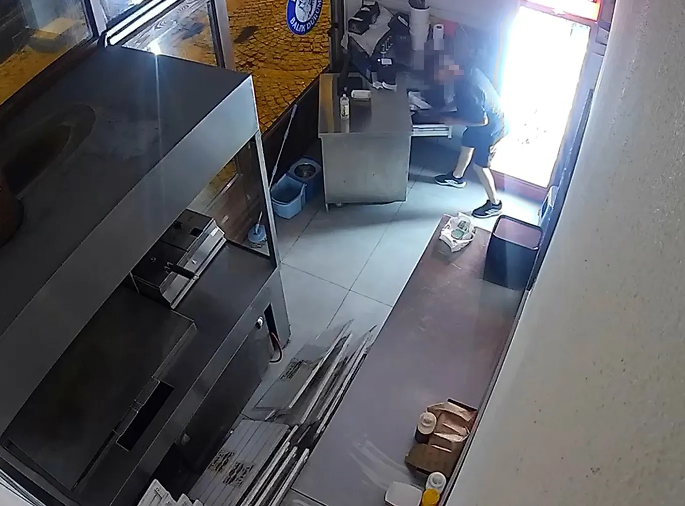 Edirne’de gece yarısı dükkan soyan iki çocuk kamerada