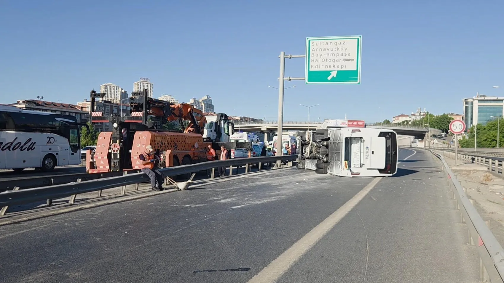 Sultangazi'de midibüs devrildi 12 kişi hastaneye kaldırıldı